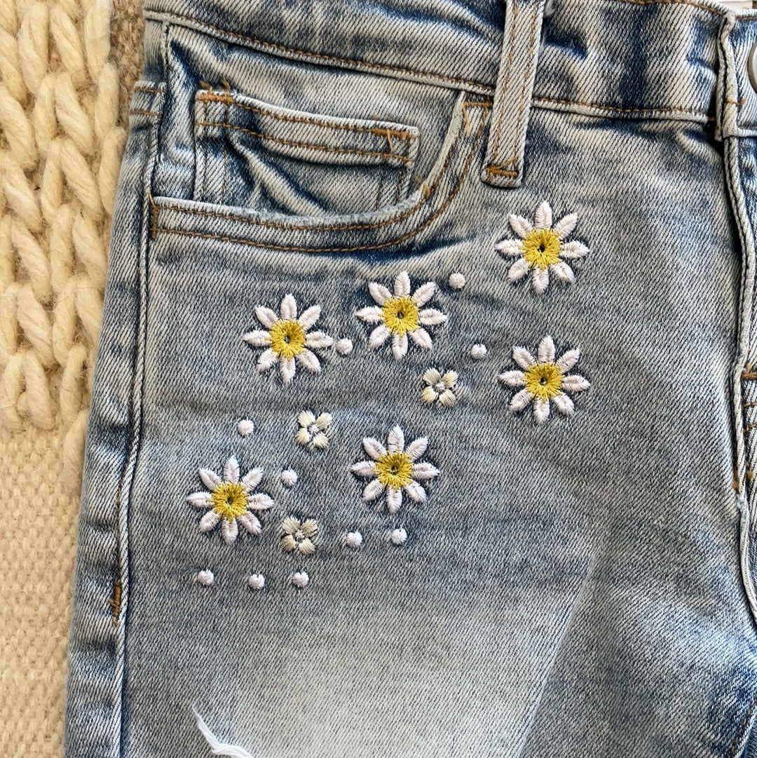 EMBROIDERED FLOWER LIGHT BLUE JEAN SHORT