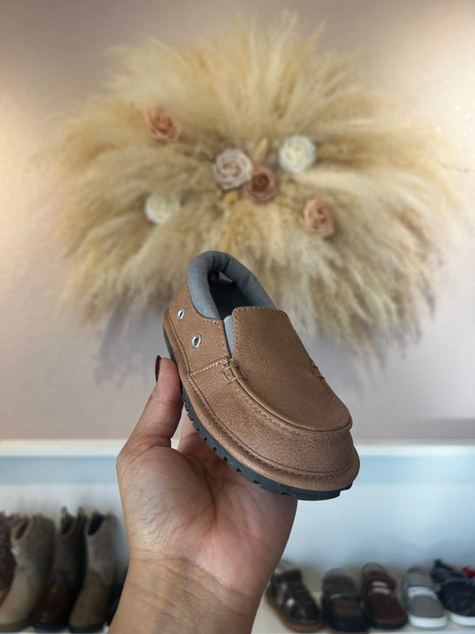 BROWN DISTRESSED PU SLIPON W/SIDE GORE AND GREY TRIM