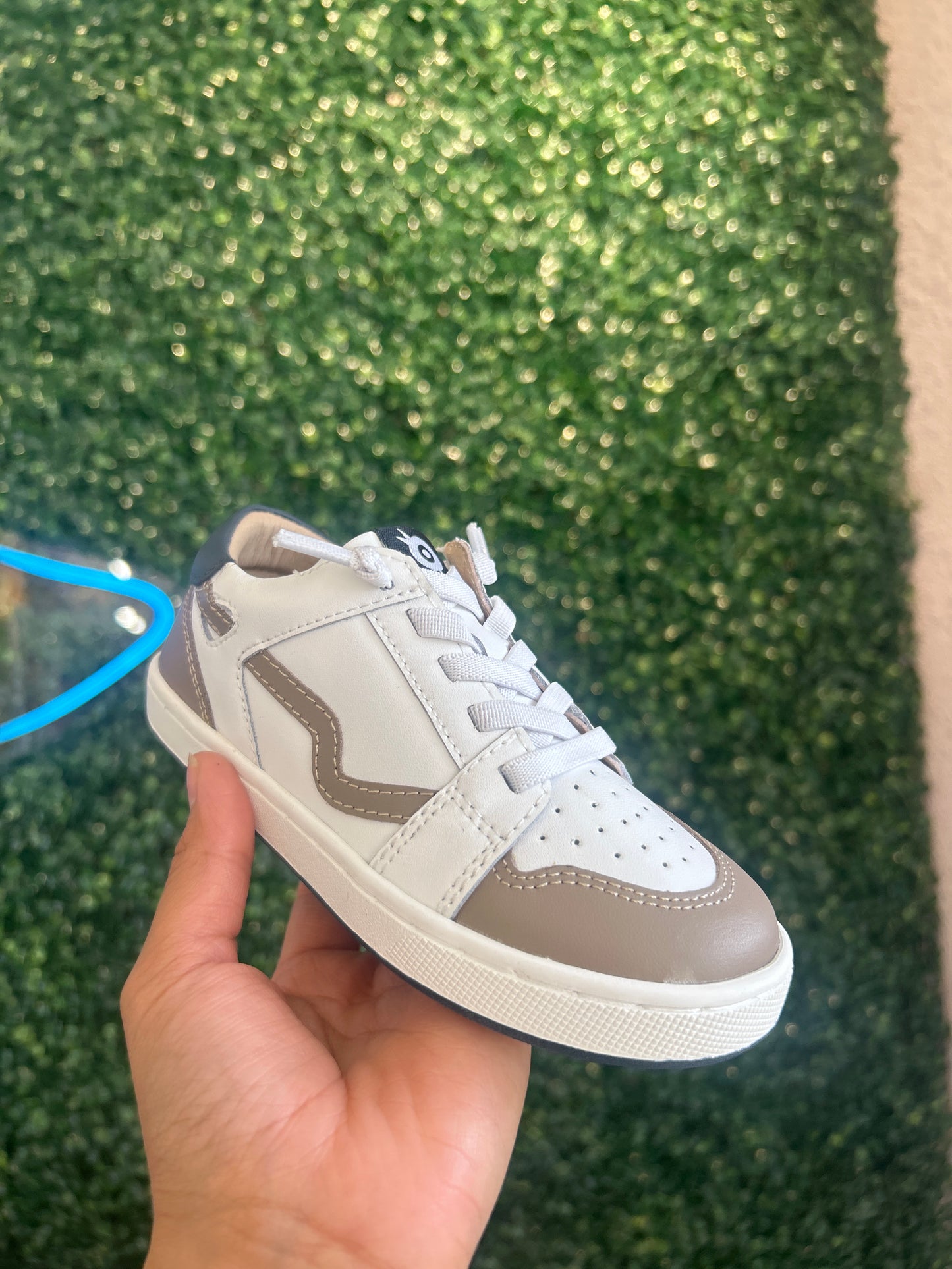 Field Runner Snow/Taupe/Navy Shoes